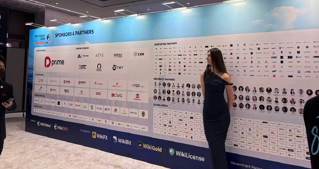 صورة تذكارية أمام جدار الرعاة في WikiEXPO HK 2026